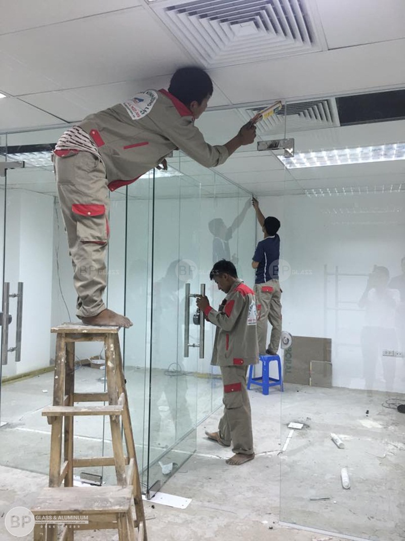 vách kính văn phòng , thi công vách kính văn phòng đẹp hiện đại
